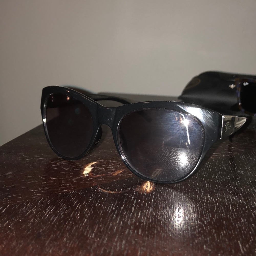 Guess cat eye sun glasses